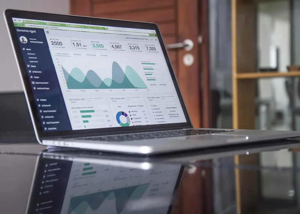 Stratégie marketing digital — ordinateur et analytics